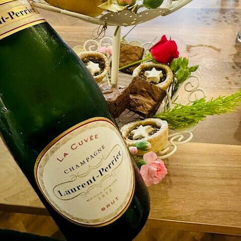 champagne and cakes